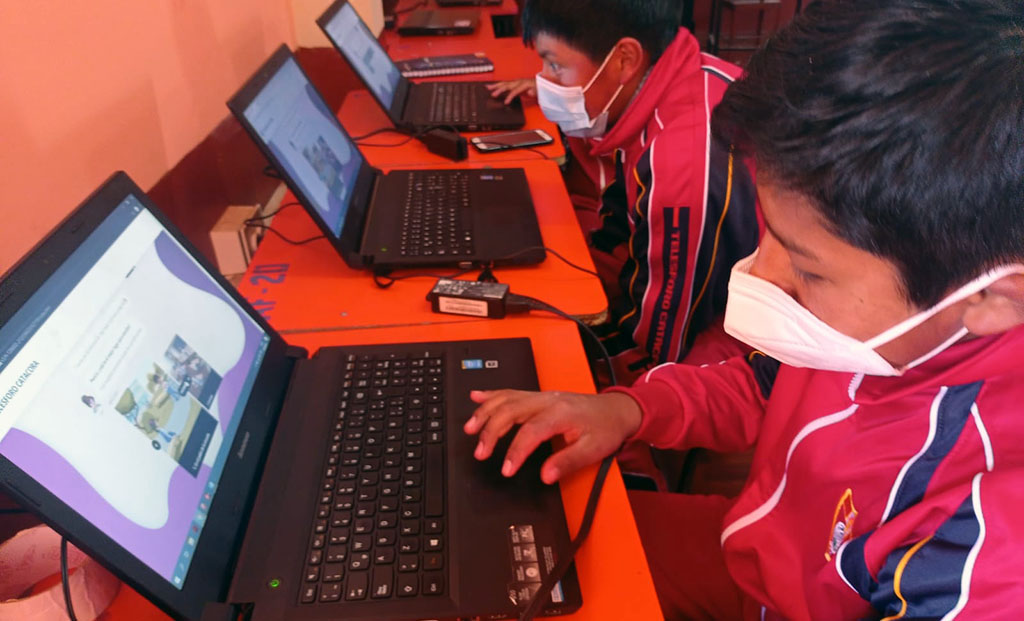 Escuelas Bicentenario implementó encuesta interactiva en 13 instituciones educativas del país