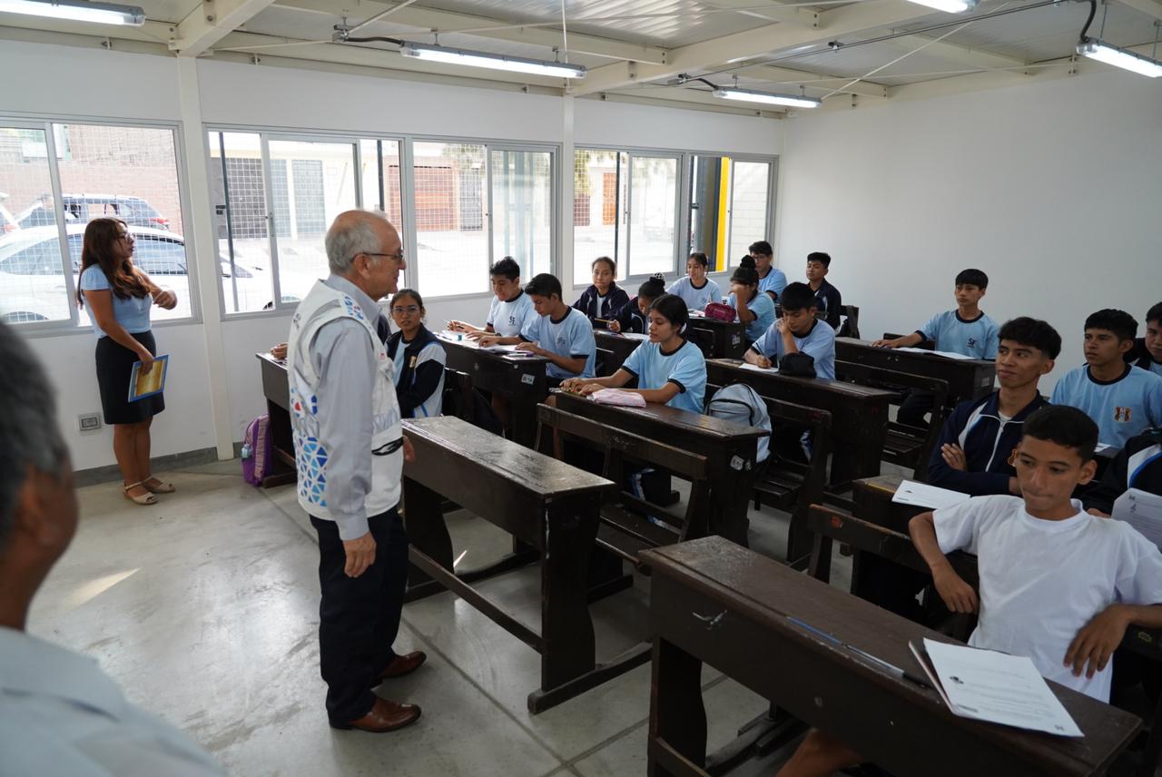 Ministro de Educación visitó escuela temporal que entregamos a la IE San Felipe en Comas