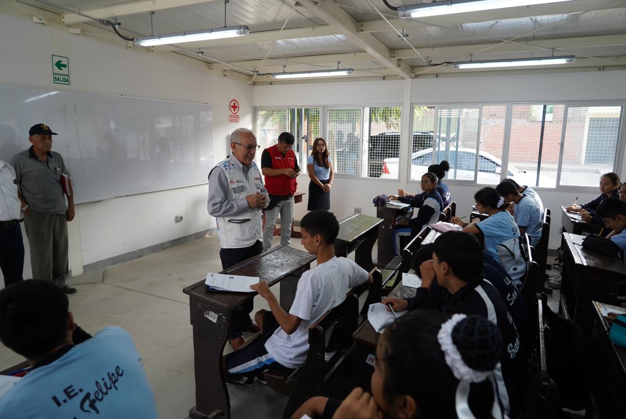 Ministro de Educación visitó escuela temporal que entregamos a la IE San Felipe en Comas