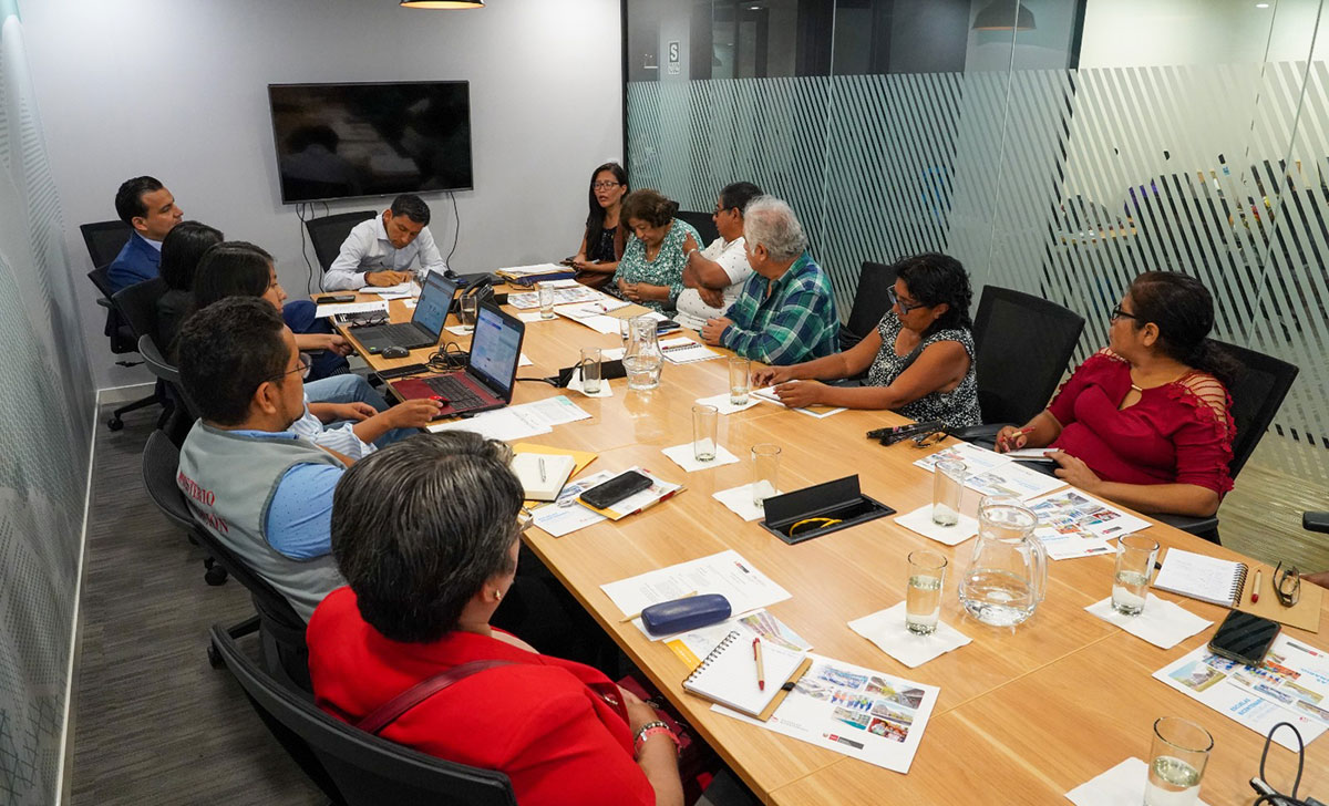 Reunión con la comunidad educativa de la IE 6082 Los Próceres de Surco sobre espacios de contingencia