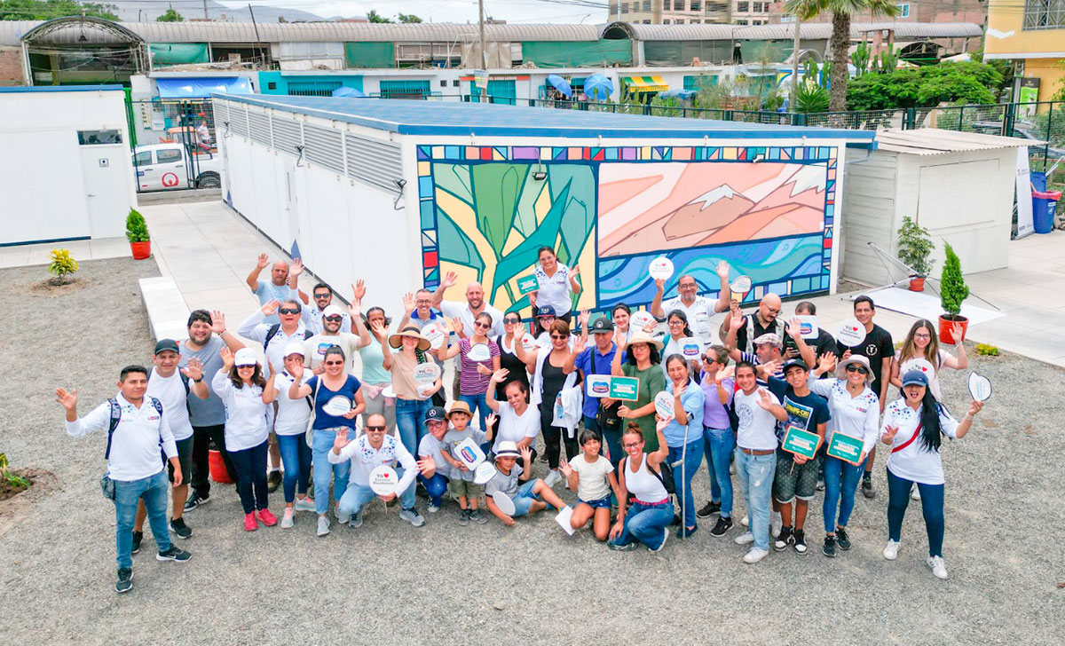Voluntarios de Escuelas Bicentenario contribuyen a mejora de aulas temporales para la IE San Felipe en Comas