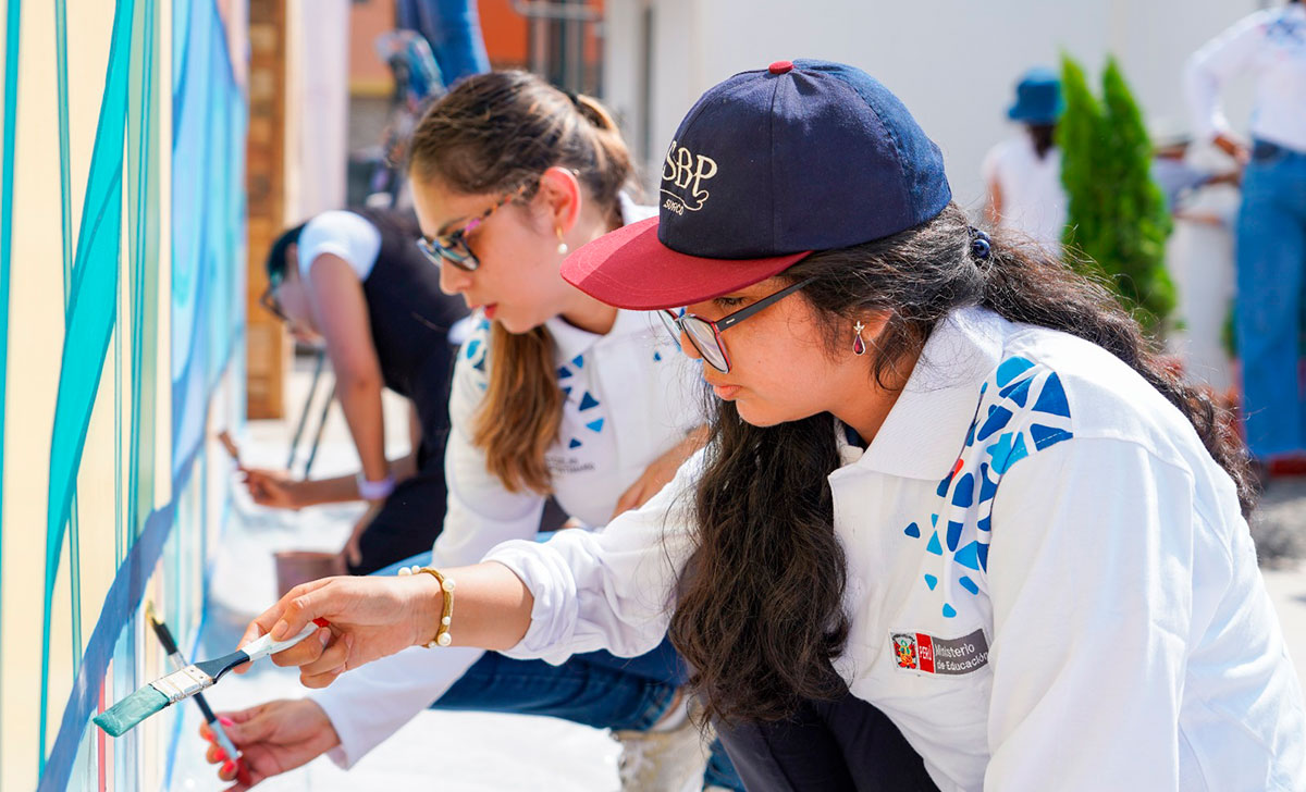 Voluntarios de Escuelas Bicentenario contribuyen a mejora de aulas temporales para la IE San Felipe en Comas