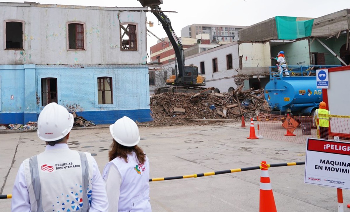 Ministra de Educación supervisa demolición para ejecución de primeras obras de Escuelas Bicentenario