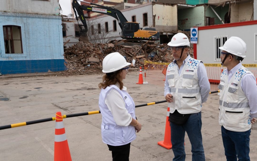 Ministra de Educación supervisa demolición para ejecución de primeras obras de Escuelas Bicentena...