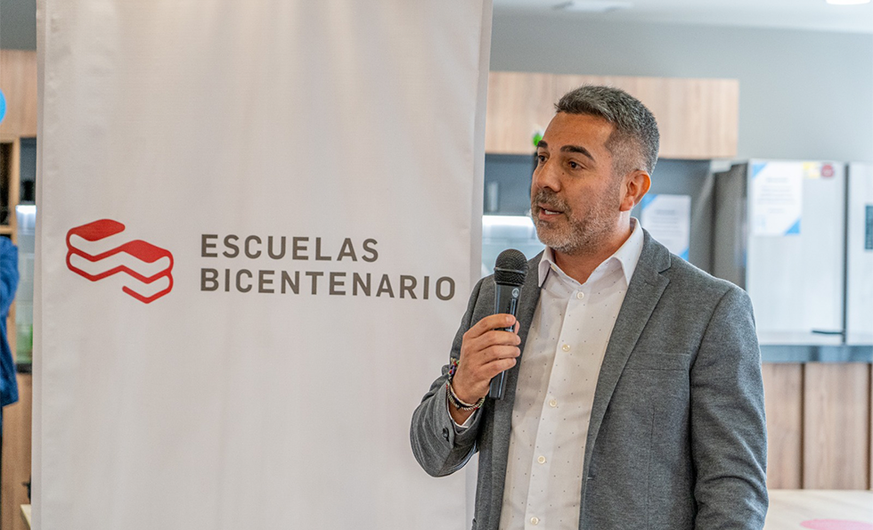 Alvaro Estrada Briceño, director ejecutivo del Proyecto Especial de Inversión Pública (PEIP) Escuelas Bicentenario, se dirigió al equipo de la institución en un evento interno.