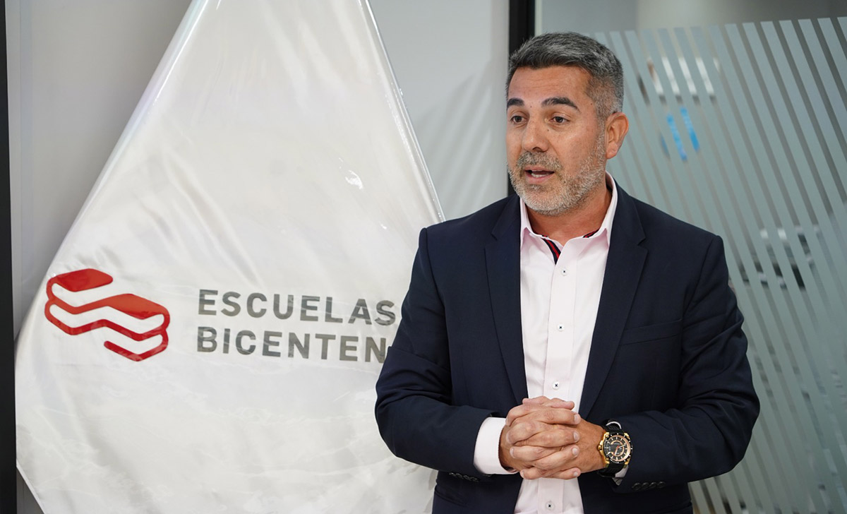 El director ejecutivo de Escuelas Bicentenario, Alvaro Estrada Briceño, reconoció a servidores públicos seleccionados de estrategia “Aprendizaje del Bicentenario”