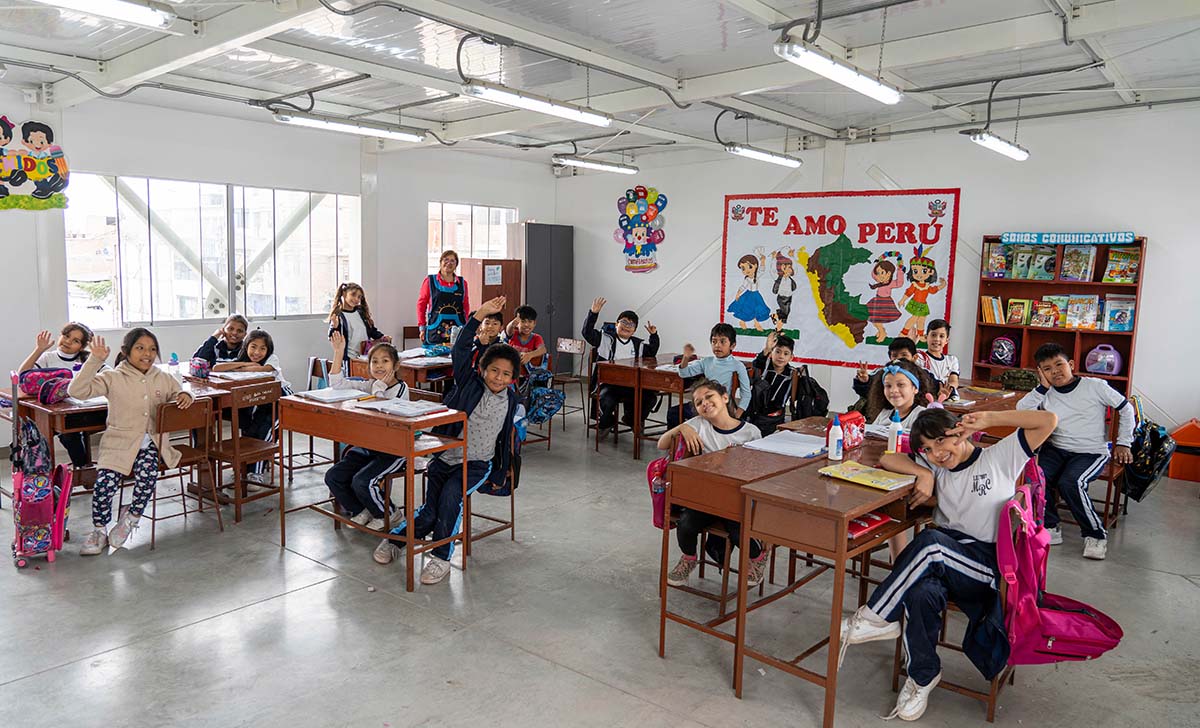 Director ejecutivo de Escuelas Bicentenario constata el uso de ambientes de escuela temporal en San Juan de Miraflores