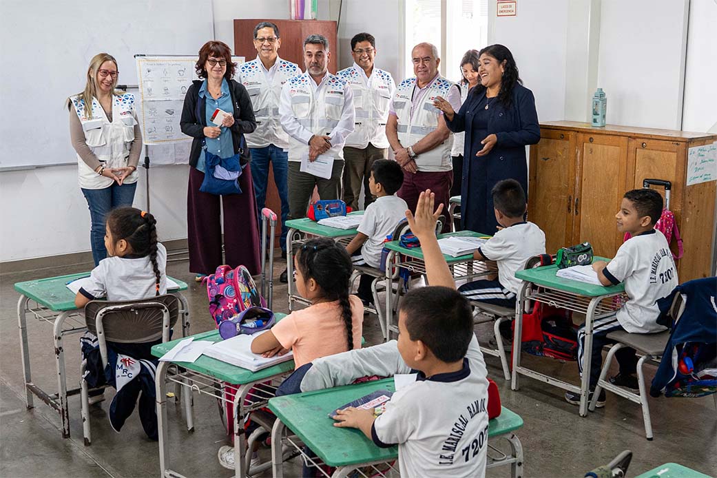 Director ejecutivo de Escuelas Bicentenario constata el uso de ambientes de escuela temporal en San Juan de Miraflores