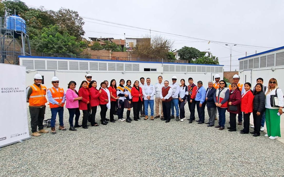 Equipo de Escuelas Bicentenario inspecciona avances en ambiente temporal para la IE 6064 Francisco B...