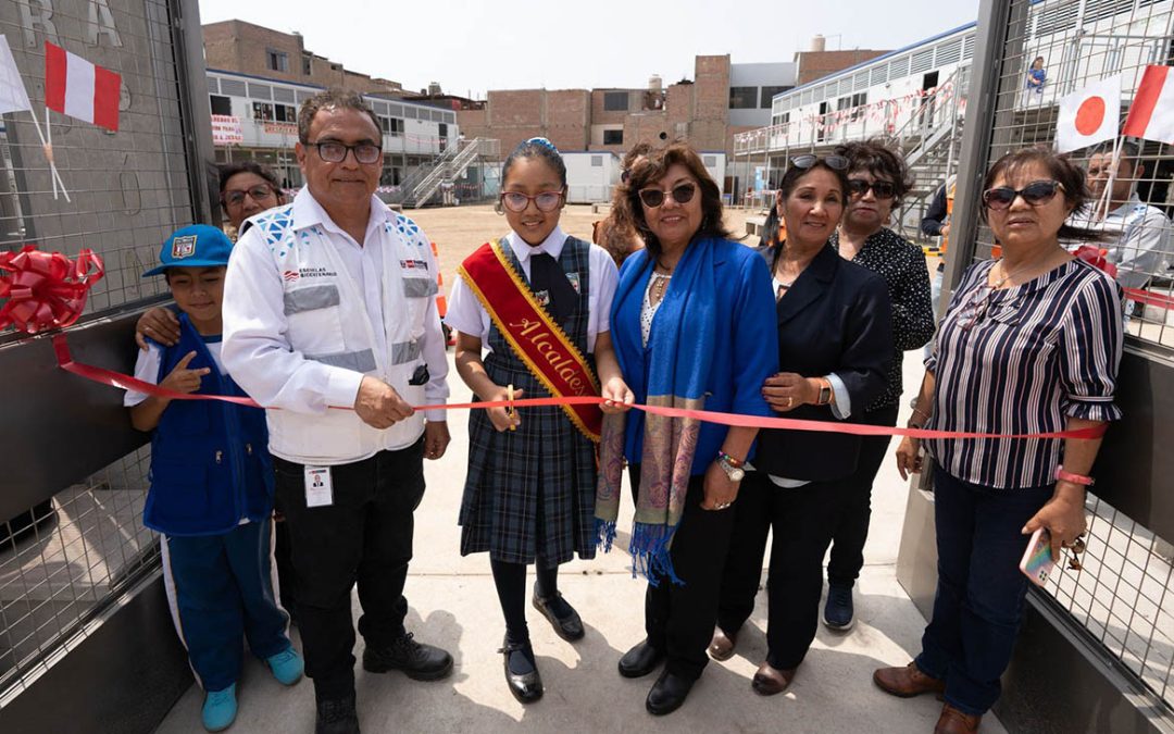 Tres comunidades educativas de Lima Norte recibieron sus escuelas temporales