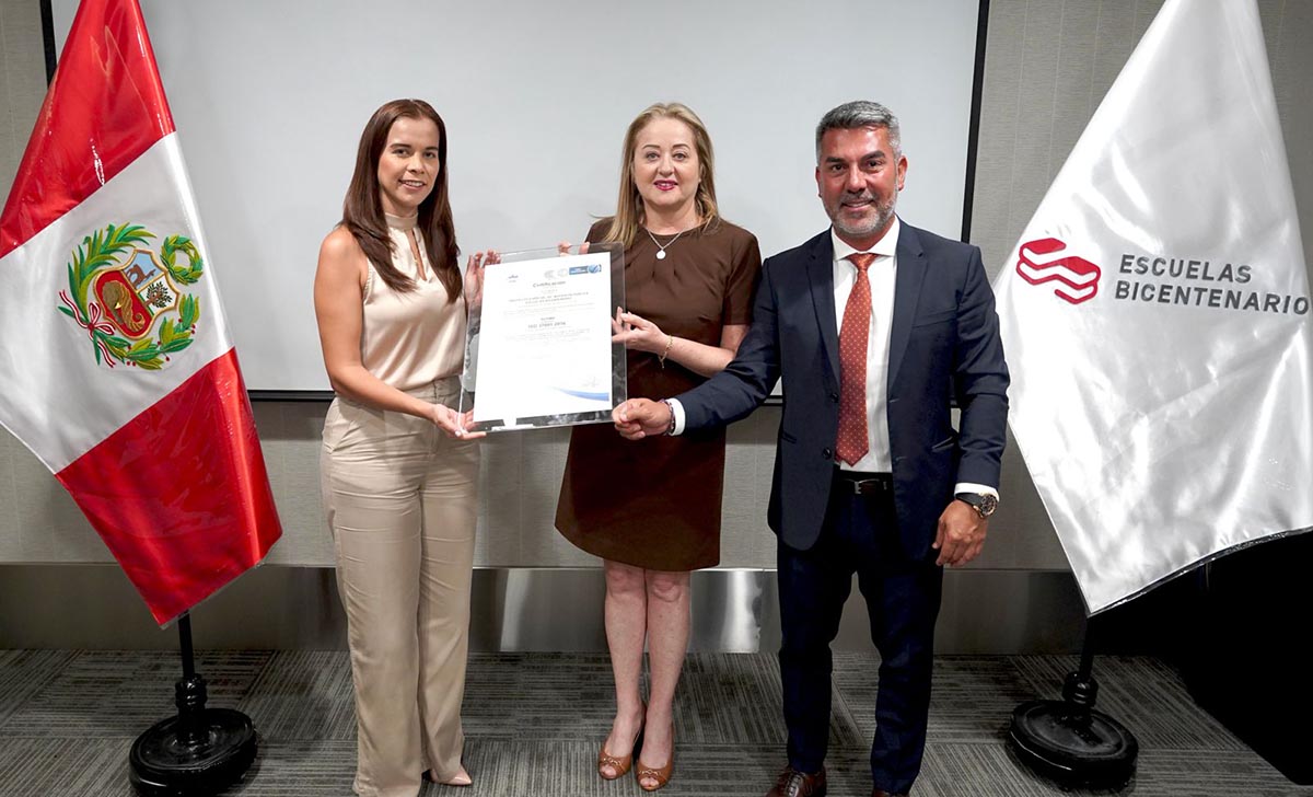 El director ejecutivo de Escuelas Bicentenario, Alvaro Estrada, junto a la viceministra de gestión institucional, Soraya Altabás, en entrega del certificado ISO 37001:2016.