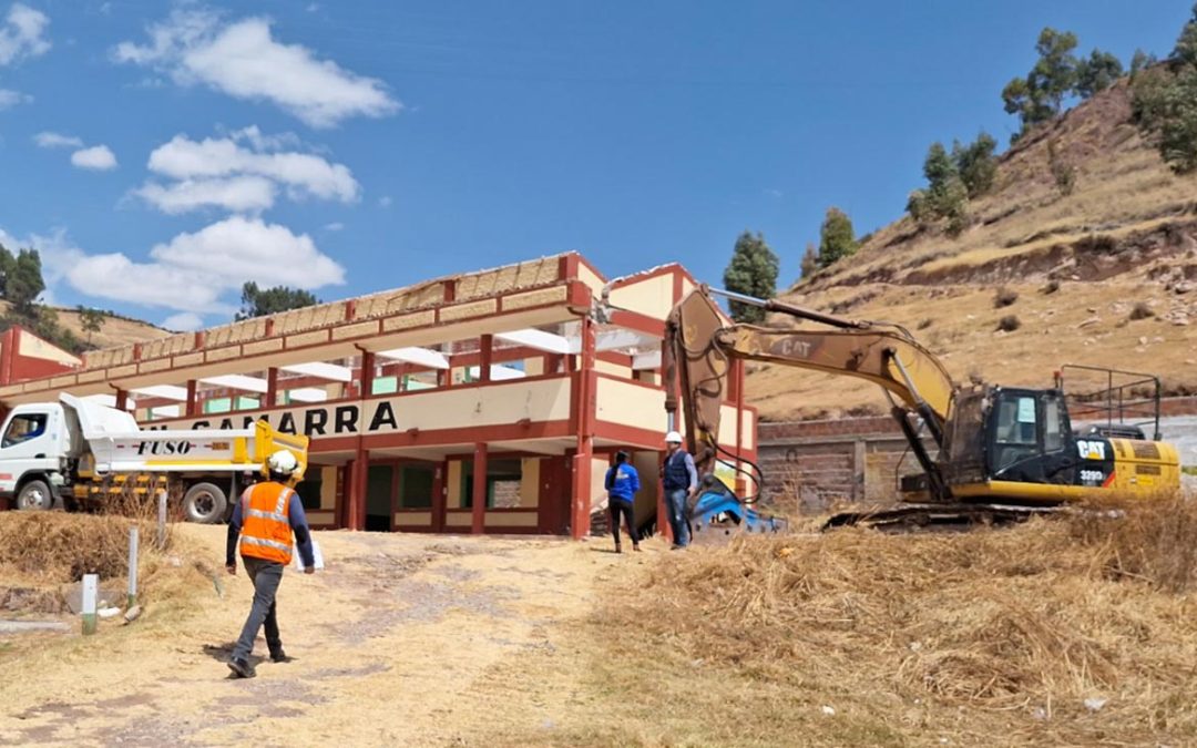 Trabajamos en la demolición de antiguo local de la IE Agustín Gamarra