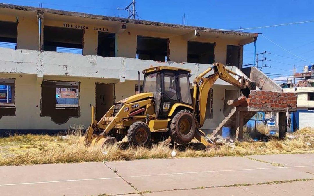 En Puno iniciamos la demolición de seis locales antiguos para dar paso a sus nuevas Escuelas Bicent...