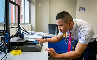 Destacan talleres de formación técnica de Escuelas Bicentenario en Ate