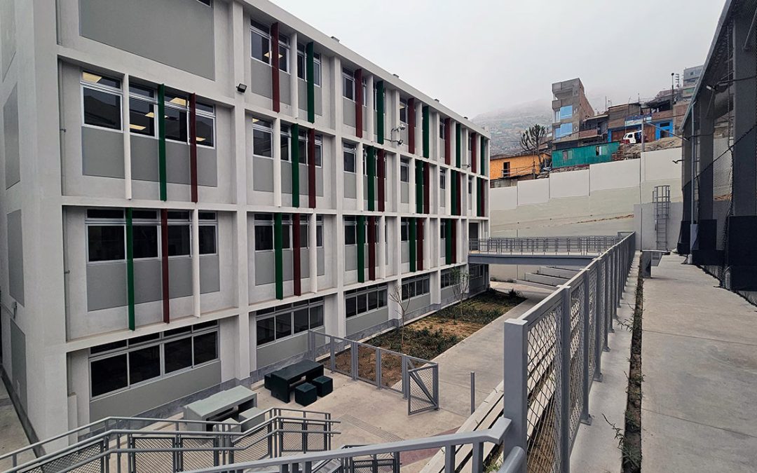 Proyecto Escuelas Bicentenario gana dos premios internacionales en Londres