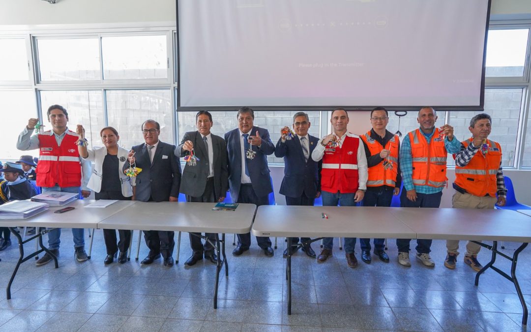Pueblo Heroico de Chupaca recibió moderna Escuela Bicentenario con pista de atletismo