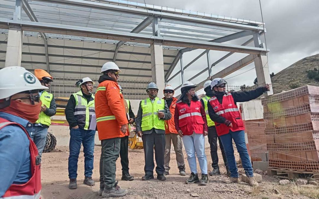 Autoridades supervisan avance de la Escuela Bicentenario Telésforo Catacora en Puno