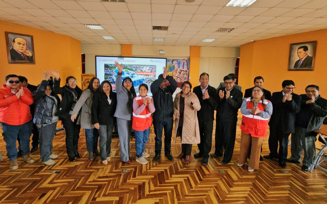 Comunidad educativa de Puno refuerza sus conocimientos sobre Aulas Flexibles