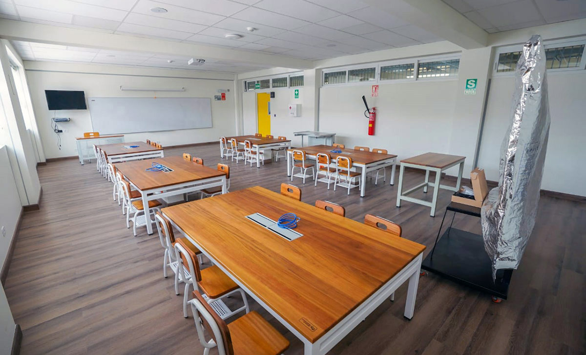 Ambiente acondicionado en la nueva Escuela Bicentenario 73002 Glorioso 821 de Macusani, Carabaya, en la región Puno