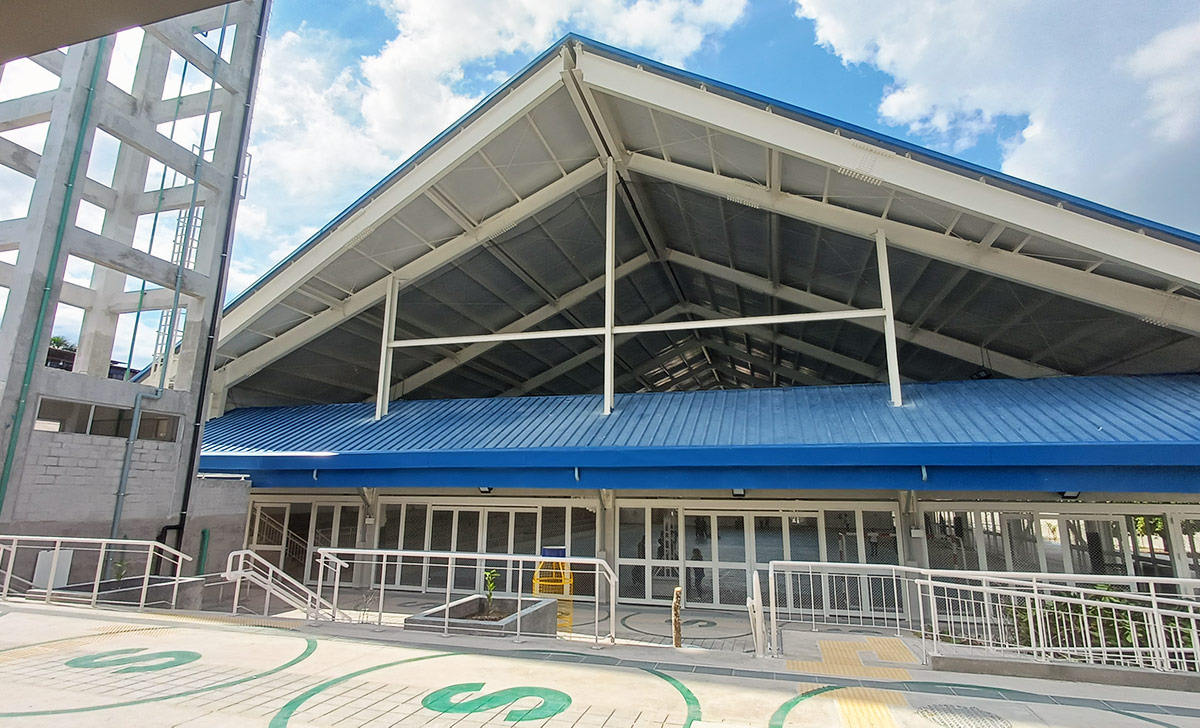 Ingreso al polideportivo de la Escuela Bicentenario Fernando Carbajal en la región Ucayali