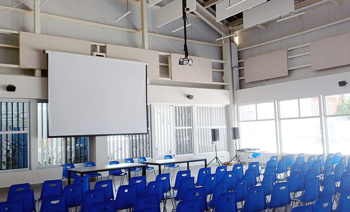 Sala SUM con techos altos en la Escuela Bicentenario Fernando Carbajal en la región Ucayali