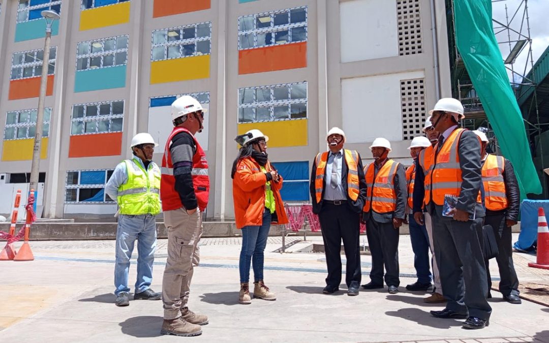 Comunidad educativa supervisa avances de su nueva Escuela Bicentenario Varones en Puno