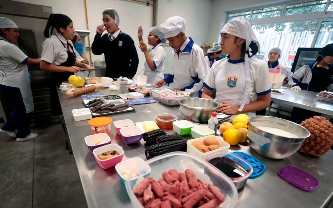 Alumnos emprendedores elaboraron turrones en moderno taller de Colegio PEIP en Ate