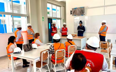 Especialistas brindan capacitación a comunidad educativa sobre nueva Escuela Bicentenario en Chicam...